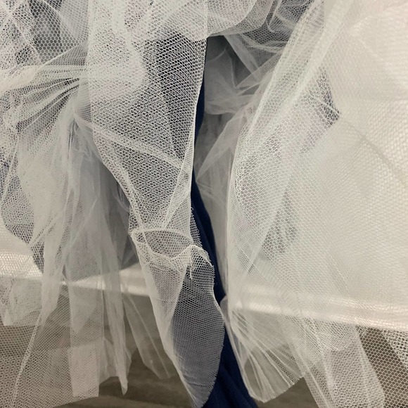 La Femme | NWOT Sparkle Lace Trumpet Evening Gown 24926 Size 4 - Picture 10 of 14